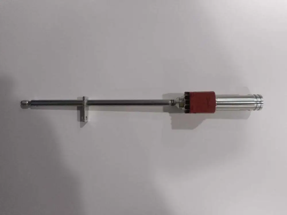 Remeha Düsenschaft mit Heizung, metallisch, mit einem länglichen, geraden Rohr und einem rot markierten Anschluss, auf einem weißen Hintergrund.